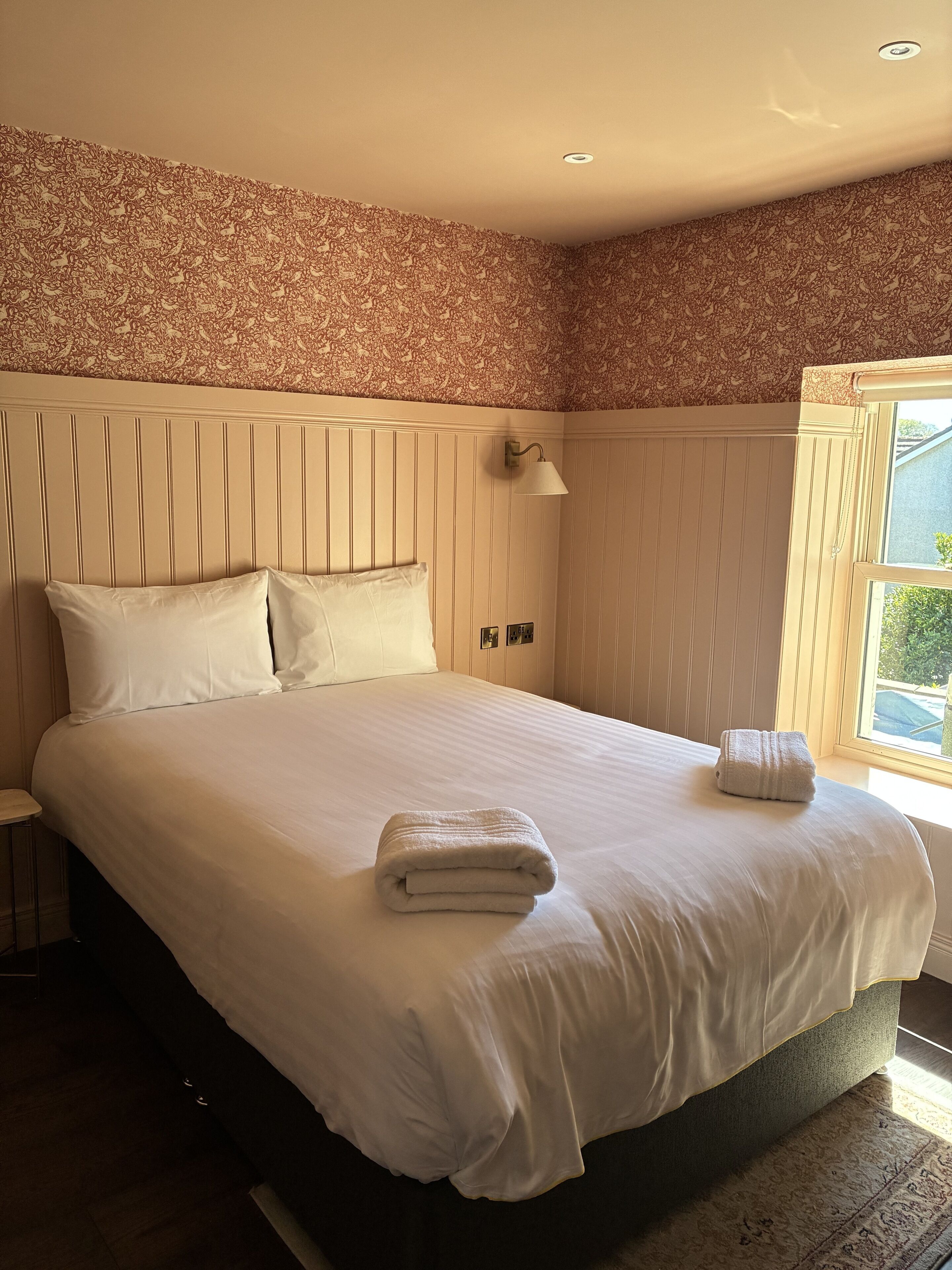 Chambre Double Supérieure, 1 lit double, salle de bains attenante