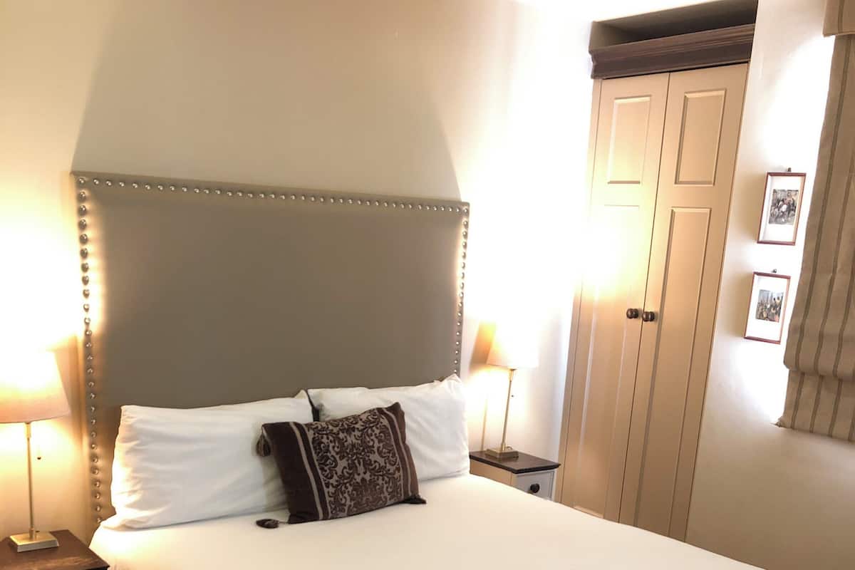 Habitación doble estándar, 1 cama matrimonial, baño en la habitación | Escritorio, tabla de planchar con plancha, wifi gratis y ropa de cama