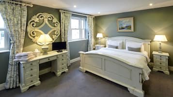 Deluxe Double Room, 1 Katil Raja (King), Ensuite | Meja, seterika/papan seterika, Wi-fi percuma, cadar katil