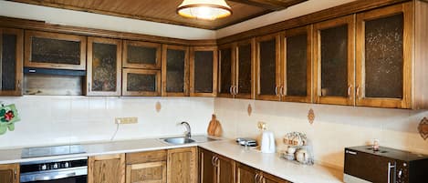 Chambre Standard Double ou avec lits jumeaux, salle de bains commune | Cuisine partagée | Réfrigérateur dans l'espace commun, micro-ondes dans l'espace commun