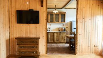 Camera Standard con letto matrimoniale o 2 letti singoli, bagno condiviso | Area soggiorno | TV a schermo piatto