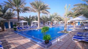 Außenpool, geöffnet von 09:00 Uhr bis 20:00 Uhr, Sonnenschirme