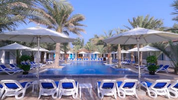 Piscine extérieure, parasols de plage, chaises longues