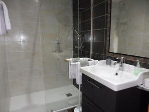 Shower, hair dryer, towels - L'Eden De Floridylle (Xonrupt-Longemer)