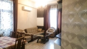 アパートメント 2 ベッドルーム | リビング エリア | 薄型テレビ