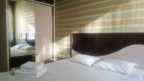 Iron/ironing board, free WiFi, bed sheets