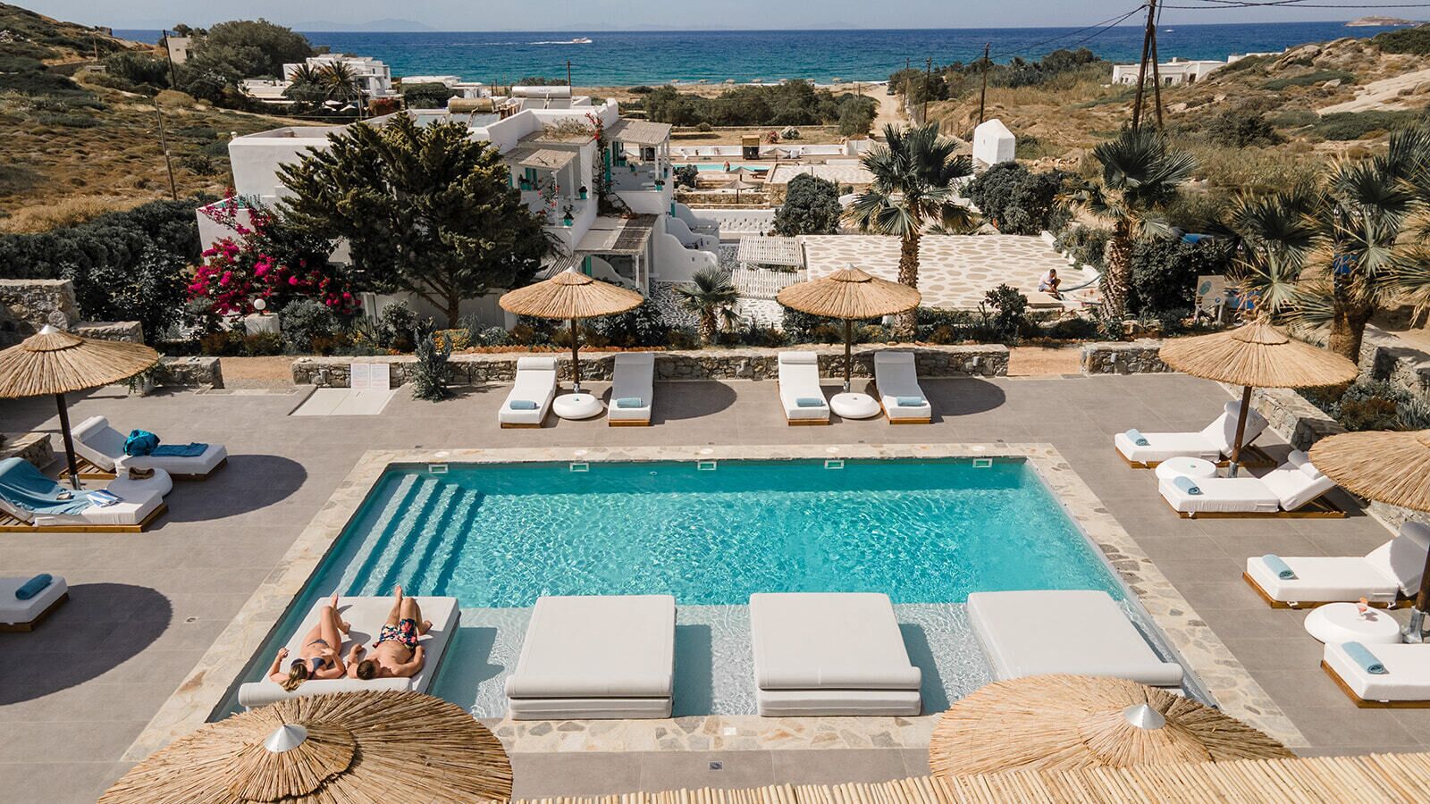 Alberca al aire libre, sombrillas en la alberca y camastros 