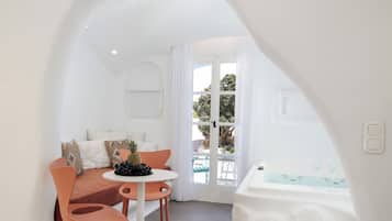 Gaia Naxia Cave suite with indoor mini pool tub | Vardagsrum | 32-tums smart-tv med kabelkanaler, böcker och printers