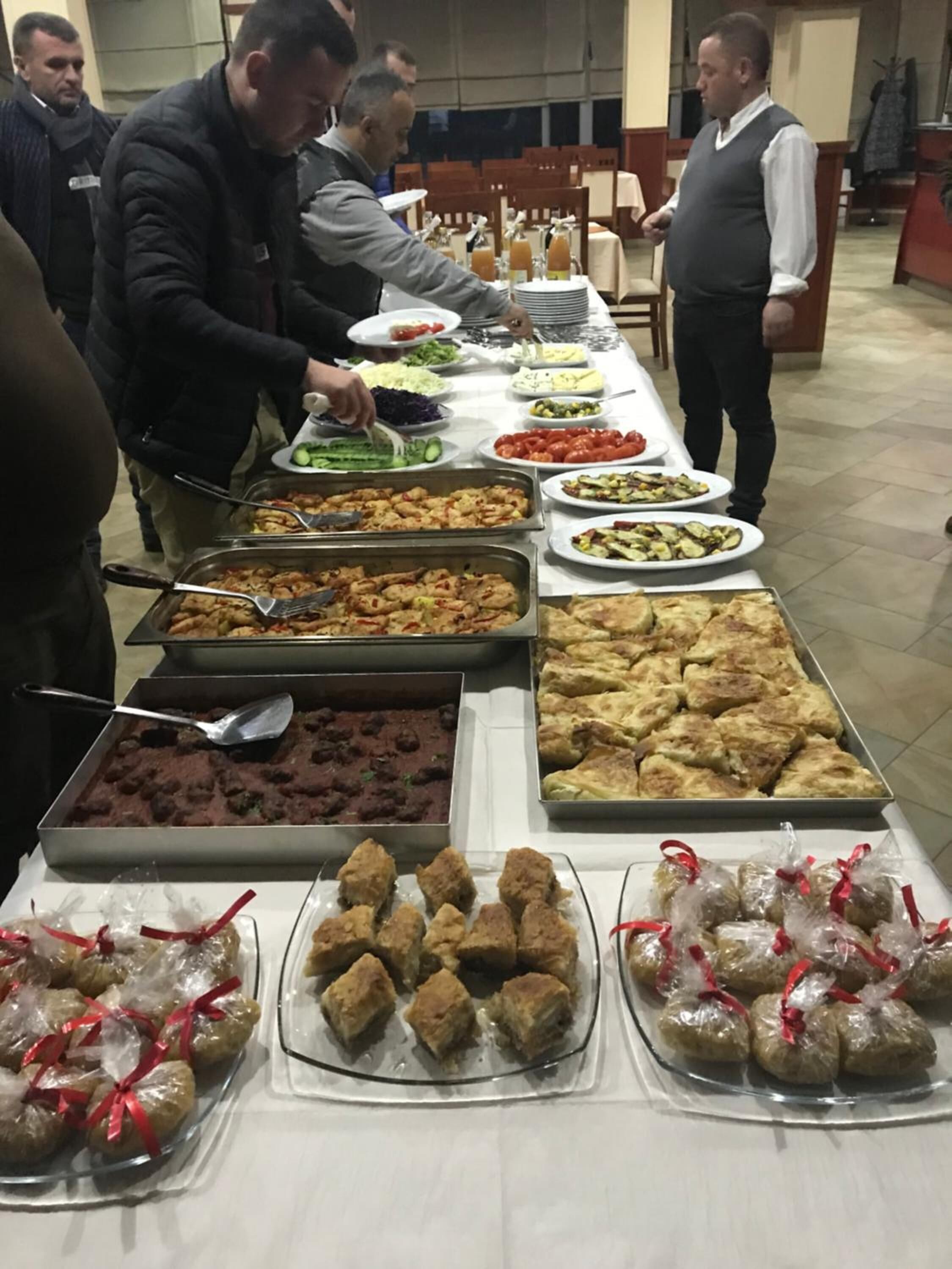 Breakfast, lunch, dinner served; local and international cuisine 