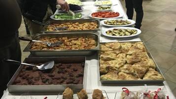 Phục vụ bữa sáng, bữa trưa, bữa tối, món địa phương và quốc tế