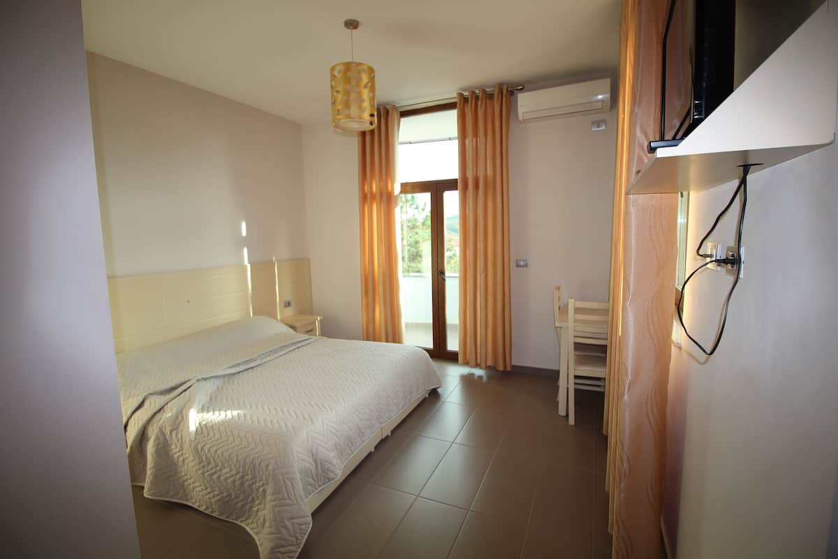 1 bedroom, premium bedding, desk, soundproofing