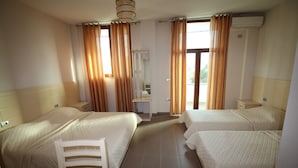 Quarto quádruplo conforto, vista para a cidade | 1 quarto, roupas de cama premium, escrivaninha, quartos à prova de som