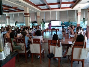 Se sirven desayunos, comidas, cenas y cocina local e internacional