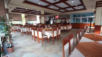 Breakfast, lunch, dinner served; local and international cuisine