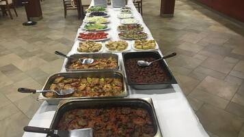 Aperto a colazione, pranzo e cena, cucina locale e internazionale