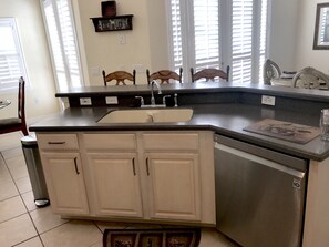 Villa Familiale, 6 chambres, cuisine | Cuisine privée | Grand réfrigérateur, micro-ondes, four, plaque de cuisson