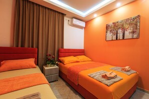 Studio for 3, first floor, sea view | Desk, soundproofing, free WiFi - De Lux Apartments Luka (Bar)
