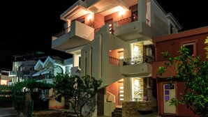 Front of property - evening/night - De Lux Apartments Luka (Bar)