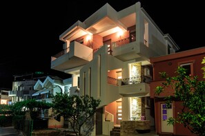 Front of property - evening/night - De Lux Apartments Luka (Bar)