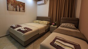 Studio for 3 (Ground floor 2) | Desk, soundproofing, WiFi (free) - De Lux Apartments Luka (Bar)