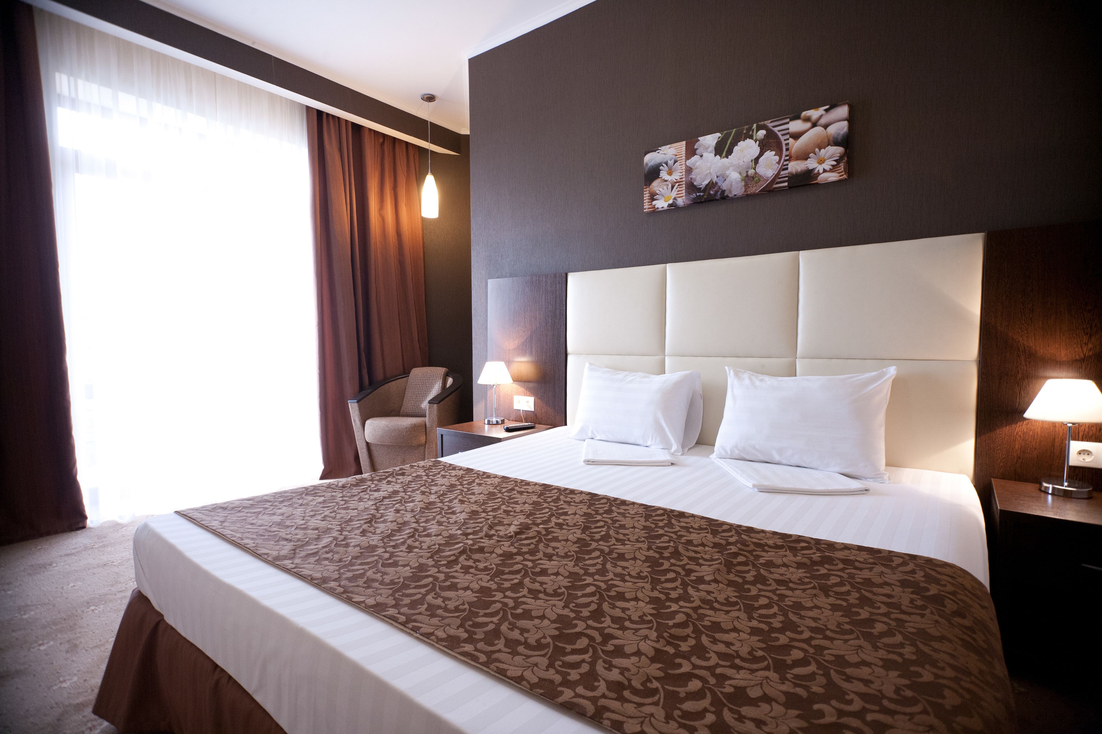 Suite, 1 Bedroom | Soundproofing, free cribs/infant beds, free WiFi, bed sheets