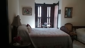 1 Schlafzimmer, hochwertige Bettwaren, Schreibtisch