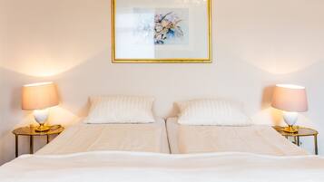 Standard-Doppelzimmer, 1 Schlafzimmer, Balkon, Flussblick | Allergikerbettwaren, Daunenbettdecken, Zimmersafe