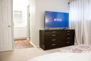 Iron/ironing board, free WiFi - Modern Upscale Private Room (Raleigh)