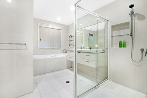 Ensemble douche/baignoire, sĂšche-cheveux, serviettes fournies