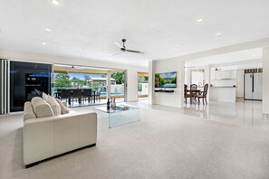 TV, fireplace, DVD player, books