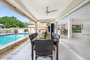 Outdoor dining - Family-friendly Fabulous Waterfront Holiday Home  (Surfers Paradise)
