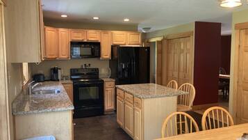 KylskÄp, mikrovÄgsugn, ugn och spishÀll