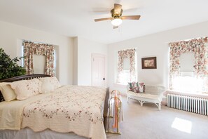 Romantic Süit, Özel Banyo | Ayrı ayrı dekore edilmiş, ayrı ayrı döşenmiş, masa, ütü/ütü masası 