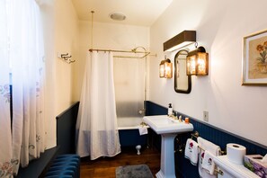 Deluxe Room, Private Bathroom | Bathroom | Free toiletries, hair dryer, towels - Red Rose Bed & Breakfast (Lancaster)