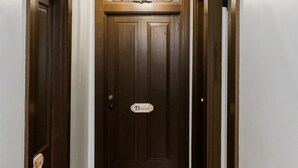 Un couloir doté de planchers en bois et de portes en bois foncé.