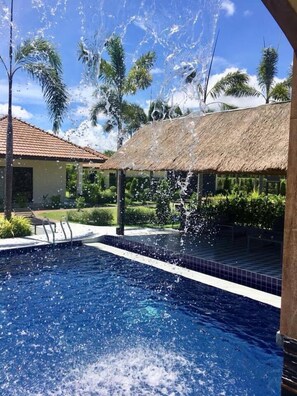 Kolam renang outdoor, dengan payung kolam renang dan kursi berjemur