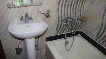 Quarto casal ou duplo standard, 2 quartos, vista para o vale | Banheiro | Produtos de toalete grátis