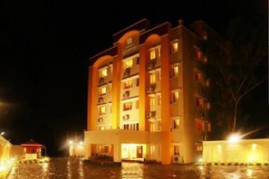 Facciata della struttura - sera/notte