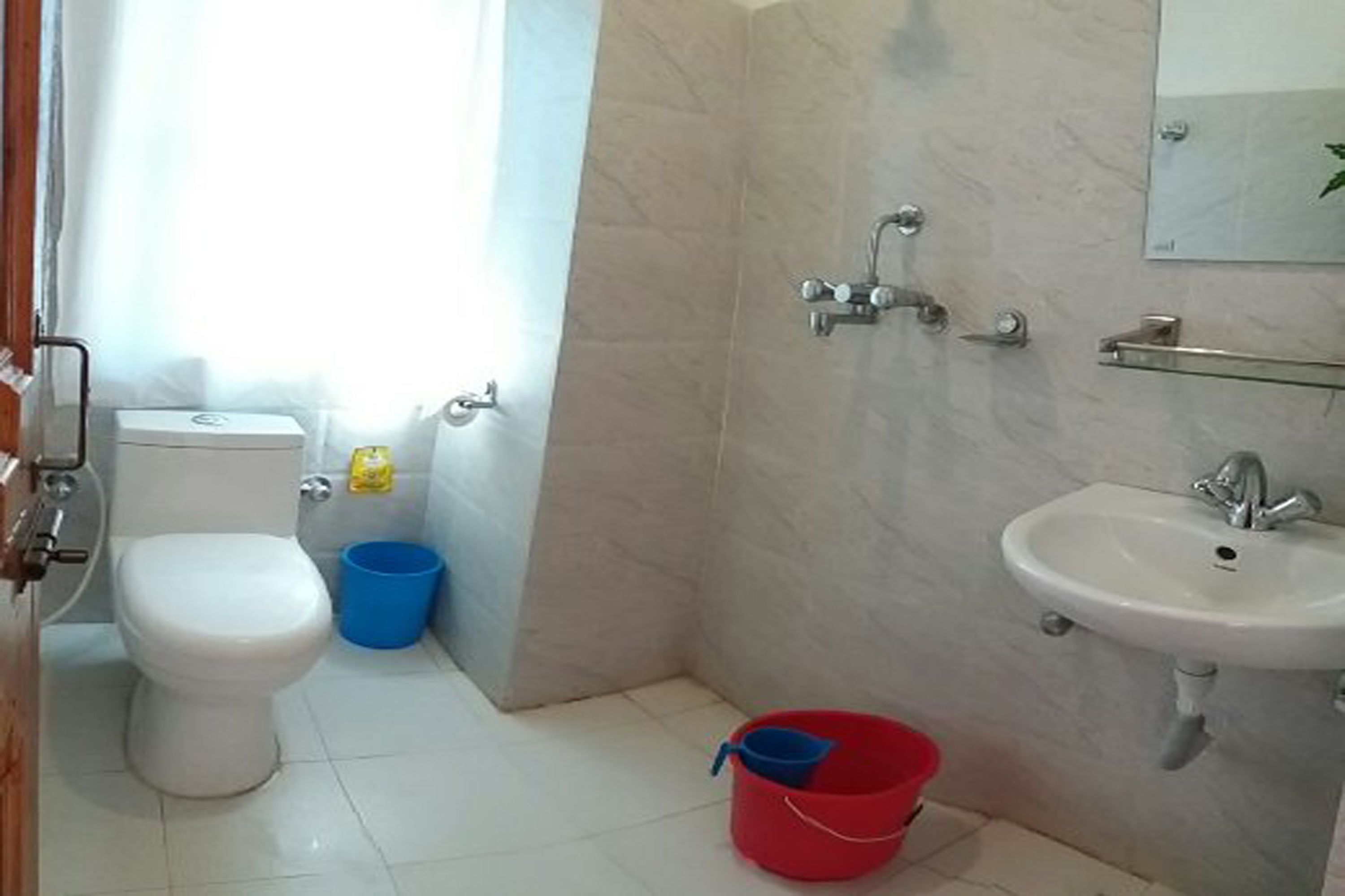 standard twin room, 2 single beds | bathroom | shower, free toiletries, slippers, bidet