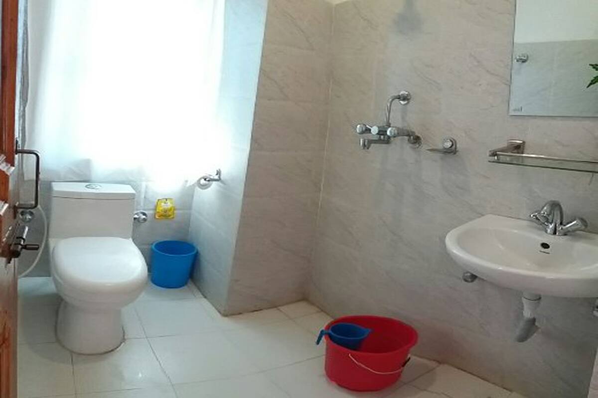 standard twin room, 2 single beds | bathroom | shower, free toiletries, slippers, bidet