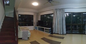 Duplex, 3 quartos | Sala de estar | Smart TV, DVD player