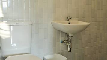 Standard Double Room | Bathroom | Shower, free toiletries, towels