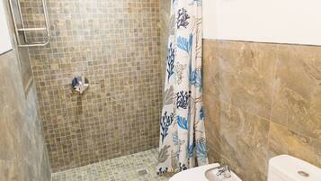 Een douche, een haardroger, handdoeken