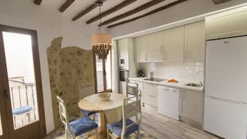 Een koelkast, een magnetron, een oven, een vaatwasser