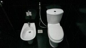 Appartamento Comfort, 3 camere da letto, vista montagna, ad angolo | Bagno | Doccia, set di cortesia gratuito, asciugamani