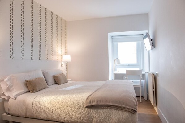 Desk, soundproofing, free WiFi, bed sheets