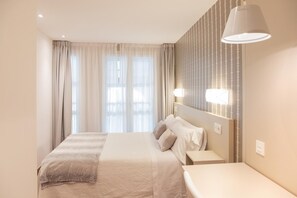 Desk, soundproofing, free WiFi, bed sheets - Hostal Suso (Santiago de Compostela)