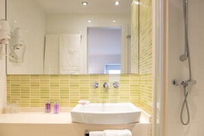 Amenidades de baño gratuitas, secadora de cabello, toallas 