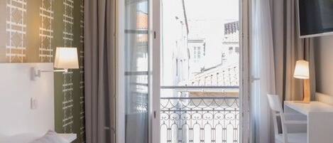 Een bureau, geluiddichte muren, gratis wifi, beddengoed