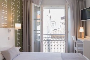 Desk, soundproofing, free WiFi, bed sheets - Hostal Suso (Santiago de Compostela)